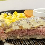 武蔵ハンバーグ - 到着してすぐに半分にカットした時のハンバーグ