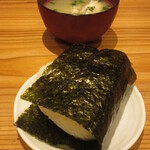 酒処 はな田 - 天草海苔の大きなおむすび 250円、本日のお魚のおみそ汁(海苔入り) 300円