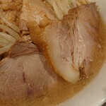 らーめんふぁんくらぶ 歴史を刻め - ラスト豚も美味しかった。