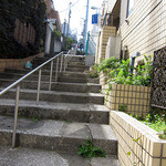 フロリレージュ - この坂の右側に癒しの空間がありました。