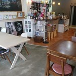 クゥ アパレル - 2人テーブル×3、8人テーブル×1。