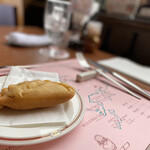 レストラン キエフ - 【ピロシキ】
                                パン生地を揚げているので美味いはず。何個でも食べたくなる。