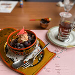 レストラン キエフ - 【デザート】追加注文700円
      これは注文しない方が良い。ブルーベリーなどが凍っていて食べていてもシラケました。無駄な700円です。