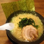 横浜家系ラーメン 本郷家 - 醤油豚骨ラーメン(690円) 