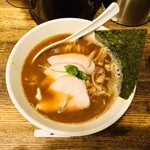 新橋 纏 - 下足が入ってるラーメンは初めてかな。烏賊臭さは気にならないし後味もスッキリしてるけど、喉は渇く。