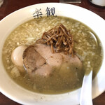 楽観 - 煮干し系のパール780円。煮干し色に濁ったスープを見るだけで垂涎。