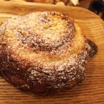 メゾン ムラタ - エスカルゴオザモンド  ２２０円
           （アーモンドクリームとかぼちゃ）