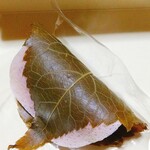 Ganyuudou Nihombashi Takashimaya Ten - 桜餅　アップ　皮薄くて餡も美味しく絶品でした