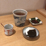 Washoku Miyoshi - 先付けの漬物とお茶。