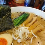 麺屋 双喜 - 「双喜さんのしおラーメン」、まずは役者さんたち(具)をご紹介しまーす。味玉半分、焼き海苔1枚、茹でたほうれん草少々、支那竹4本、チャーシュー2枚、刻み葱パッパッ、以上。