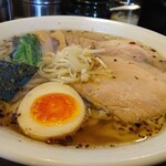 麺屋 双喜 - 双喜さんの「しおラーメン」、これが間近に来ると、もう自然と笑みが溢(こぼ)れてしまう。みなさんも「このよろこびの感覚」を是非味わってください。