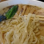 麺屋 双喜 - この麺、茹でる前に手揉みしているようです。だからスープや美味油(うまあぶら)が良く絡んで美味しいのです。ピロピロ、テュルテュル、ピロテュルピロテュル。