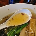 麺屋 双喜 - れんげですくって丁寧にすすります。絶妙なお味！