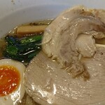 麺屋 双喜 - チャーシューは2枚、2種類、脂身が美味しいのと、肉々しいのと、両方味わえて嬉しいですね。コスパも最高です。