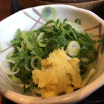 Marugame Seimen - 薬味。
                        これがあるのでシンプルな釜揚げうどんでも楽しめます。