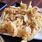 Marugame Seimen - かき揚げ天ぷらを広げて出汁ソースをかけて頂きます。