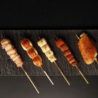 備長炭で豪快に焼き上げるこだわりの焼き鳥