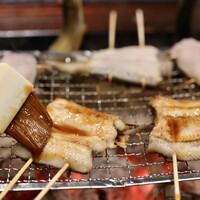 囲炉裏料理 うな革 和なり - タレを塗って