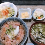 Wagyuu Sakana Hirasawa - ローストビーフ丼定食　味噌汁におくらって美味しいね