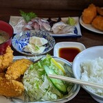 さすけ食堂 - さすけ定食（鯵刺身盛り合わせ、アジフライ3枚、ご飯、カジメ汁、とうふ、漬物）