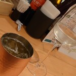 酒肴日和 アテニヨル 清明北一西三 - ハイボールと日本酒(ワイングラス)