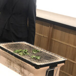 日本料理 久丹 - 炭の埋火で菜の花の水分を飛ばします