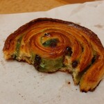 Du Pain et des Idées - 表面はサクッ、中はしっとりバターの香り豊かな生地、巻き込まれているのはダークチョコチップとマイルドなピスタチオペースト