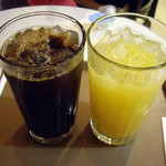 カフェドール 横浜ポルタ店 - アイスコーヒーとオレンジジュース