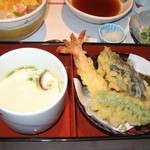 Washoku Nabedokoro Sushi Han - 茶碗蒸し・季節の天ぷら（すし半 なごみ弁当）