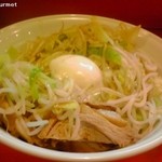 ちばから - 油そばごまだれ(きざみ豚・温玉付き)+チーズ 「ヤサイニンニクアブラカラメ」(900円) 2012/04