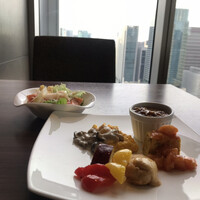 Dining & Bar TENQOO - 朝食ビュッフェ２８００円(総額）。生野菜とサーモンマリネ、ココット皿の目玉焼きなど。いいお席に案内していただきました(^｡^)