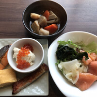 Dining & Bar TENQOO - 朝食ビュッフェ２８００円(総額）。いくらをお豆腐にトッピング。サーモンと玉ねぎのマリネなど。サーモン、玉ねぎ、ドレッシングが絶妙な組み合わせです（╹◡╹）