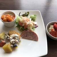 Dining & Bar TENQOO - 朝食ビュッフェ２８００円(総額）。ナゲットにポルチーニソース、目玉焼きに海老チリソースなど。色々とソースがあって楽しめます（╹◡╹）
