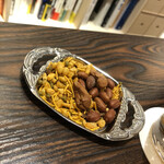 カフェ アチャ - お通しのマサラナッツ。自家製ガラムマサラかなんかがふりかけられてます。
