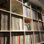 カフェ アチャ - 壁面はレコードびっしり。こんな所にもハンパない変態せ…。いや、こだわりを感じます。