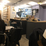 カフェ アチャ - 内観。完全にカフェですね。でも18時オープンの呑み屋ビルの7階（笑）