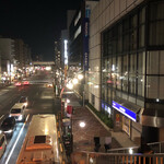 カフェ アチャ - 歩道橋から撮影。みずほ銀行の先のビルの7階です。5階はSEXYCLUB『ファーストキス』です（笑）