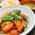 Nakau - 豚角煮丼