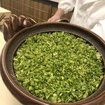 日本料理 久丹 - 芹とゴボウが表面を覆います