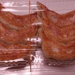 ぎょうざの紅梅 - 料理写真:買ってきたまんま。大きめ６個で400円。