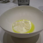 カンテサンス - 塩とオリーブオイルが主役山羊乳のババロワ