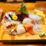 Hokake Sushi - 刺身盛合せ一人前2,000円かな、エンガワもあり、マグロは肉肉しい、玉子は甘〜い。丁度良い量。