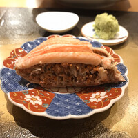 鮨よしの - カニの身とミソを和えて、甲羅に戻したもの。抜群たまらん