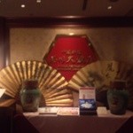 中国料理 品川大飯店 - エントランスの装飾は、こってり中華風