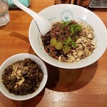 麺屋 六感堂 - ラム(羊)レーズンチョコカレー炊き込みご飯＋義理と人情のアーモンドチョコ担々麺 汁なし