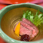 和田金 - 牛の炙り焼き　ワインのジュレ添え