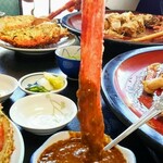 丸吉食堂 - 高足蟹の身、蟹味噌に付けてパクり❗
