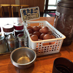 徳島ラーメン人生 - 生たまごは無料。嬉しいサービスです。