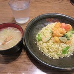 MADE IN JAPAN かにチャーハンの店 - 「刺身海老のマヨネーズ和えチャーハン かに味噌汁付き(\690)」。