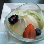 杏仁豆腐アボカドソース